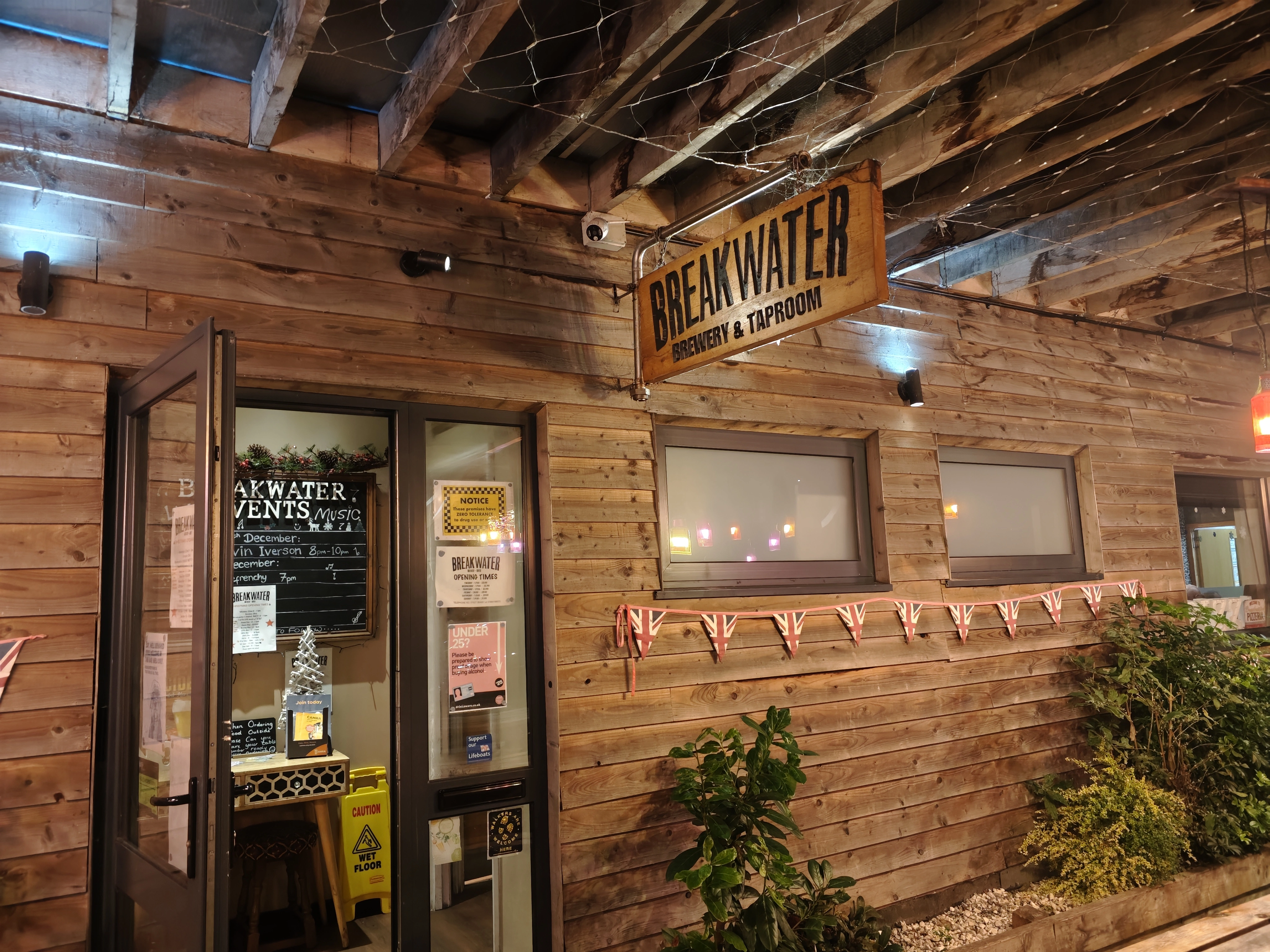 Breakwater Brewery & Taproom & Pizzeria