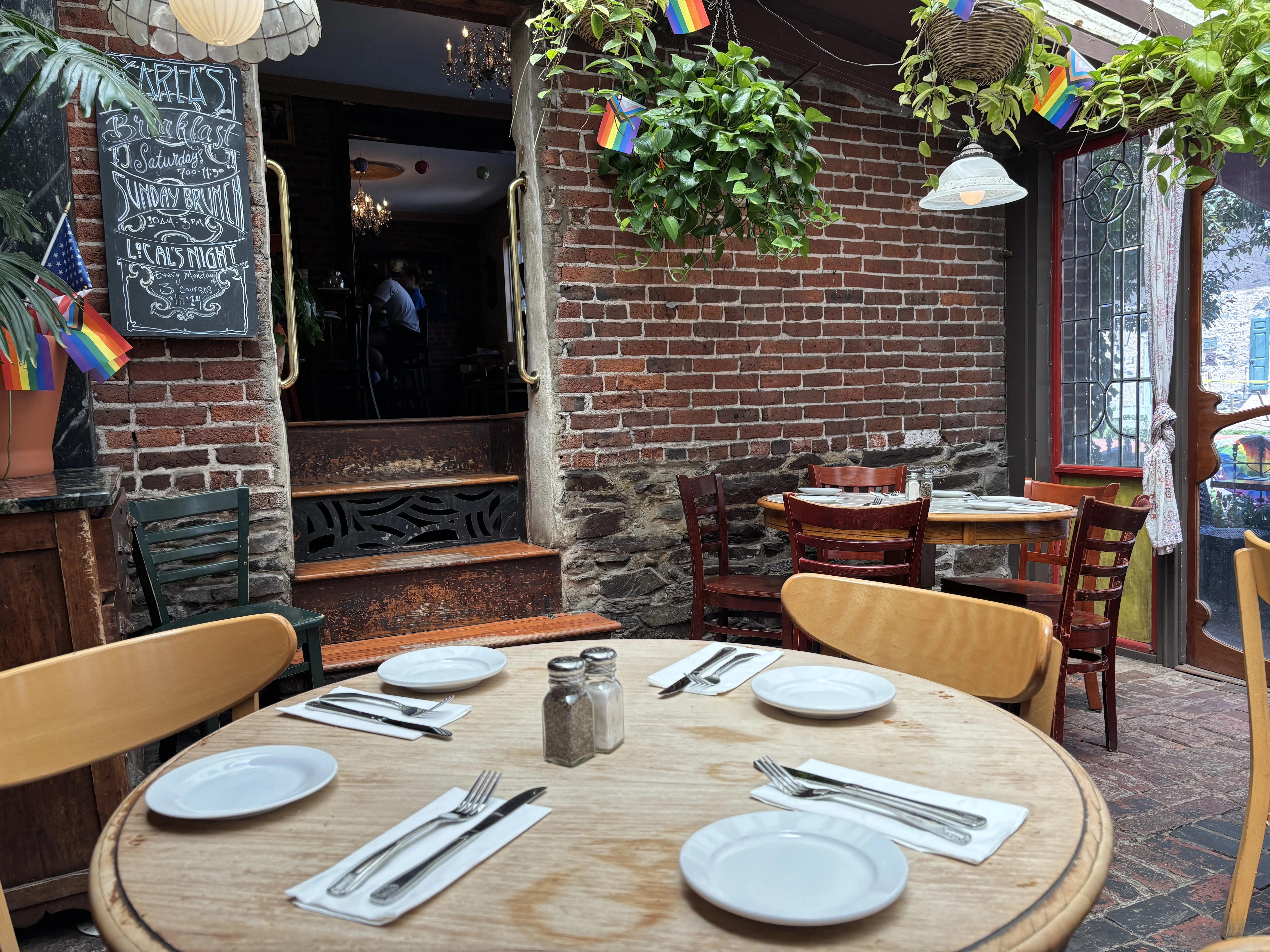 Karla's Restaurant & Bar
