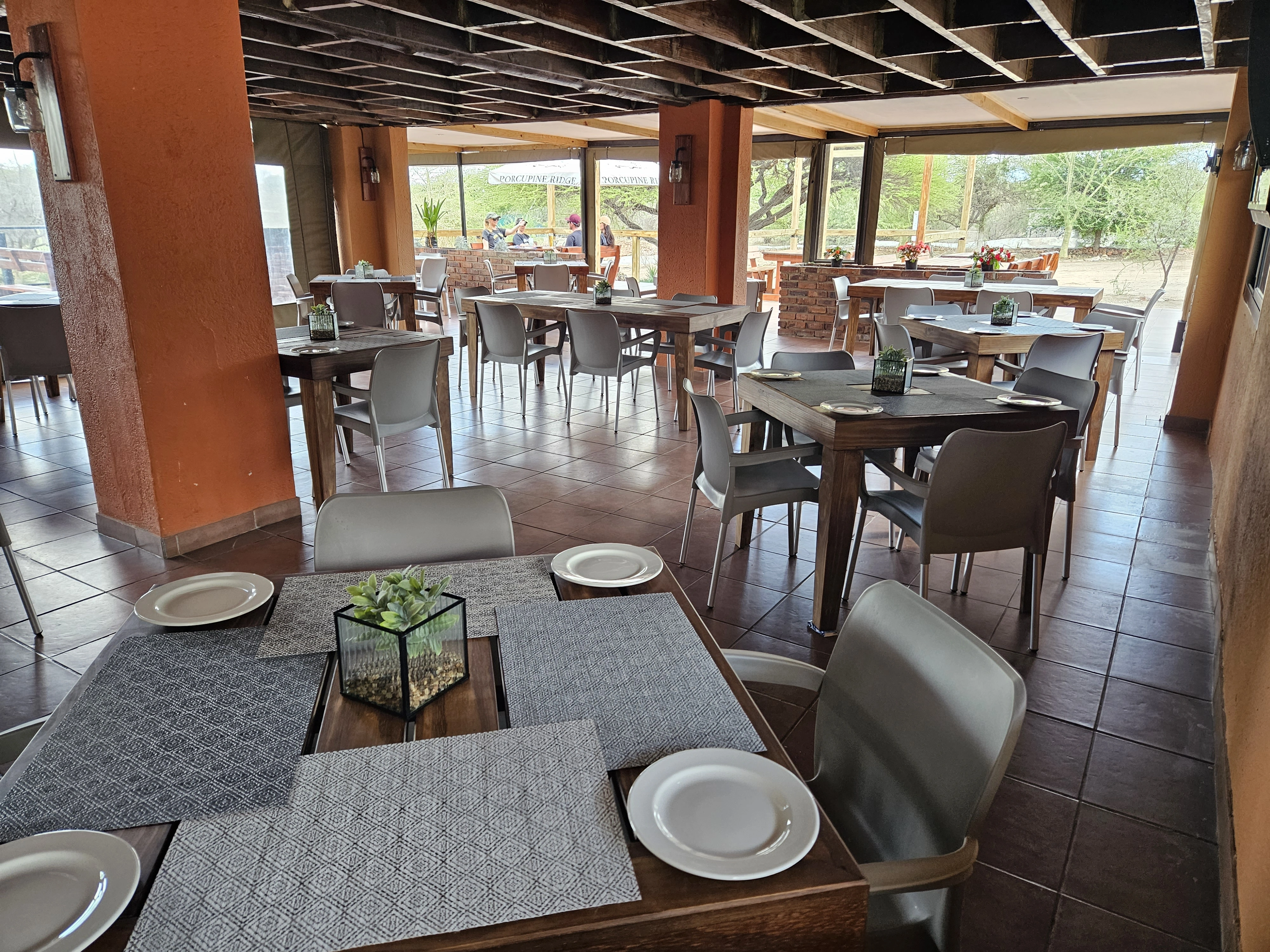 The Thirsty Giraffe Grillhouse and Winebar